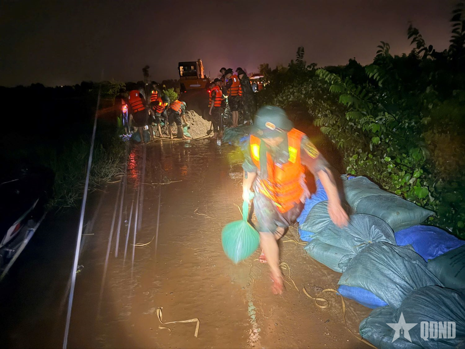 Nước tràn bờ đê tại Uông Bí (Quảng Ninh): Cán bộ, chiến sĩ Sư đoàn 395 (Quân khu 3) đắp đê ngay trong đêm
