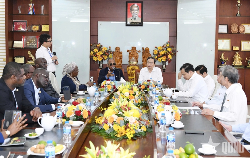 Chủ tịch Quốc hội Trần Thanh Mẫn và Chủ tịch Quốc hội Bờ Biển Ngà Patrick Achi thăm mô hình nông nghiệp, thủy sản tiêu biểu tại TP Cần Thơ