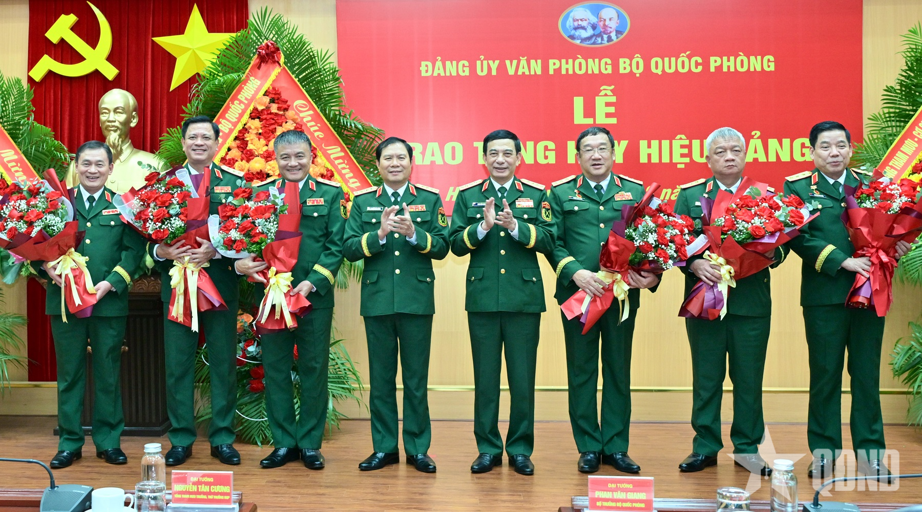 Đại tướng Phan Văn Giang trao Huy hiệu 35 năm tuổi Đảng tặng các đồng chí Thủ trưởng Bộ Quốc phòng và chỉ huy Văn phòng Bộ Quốc phòng