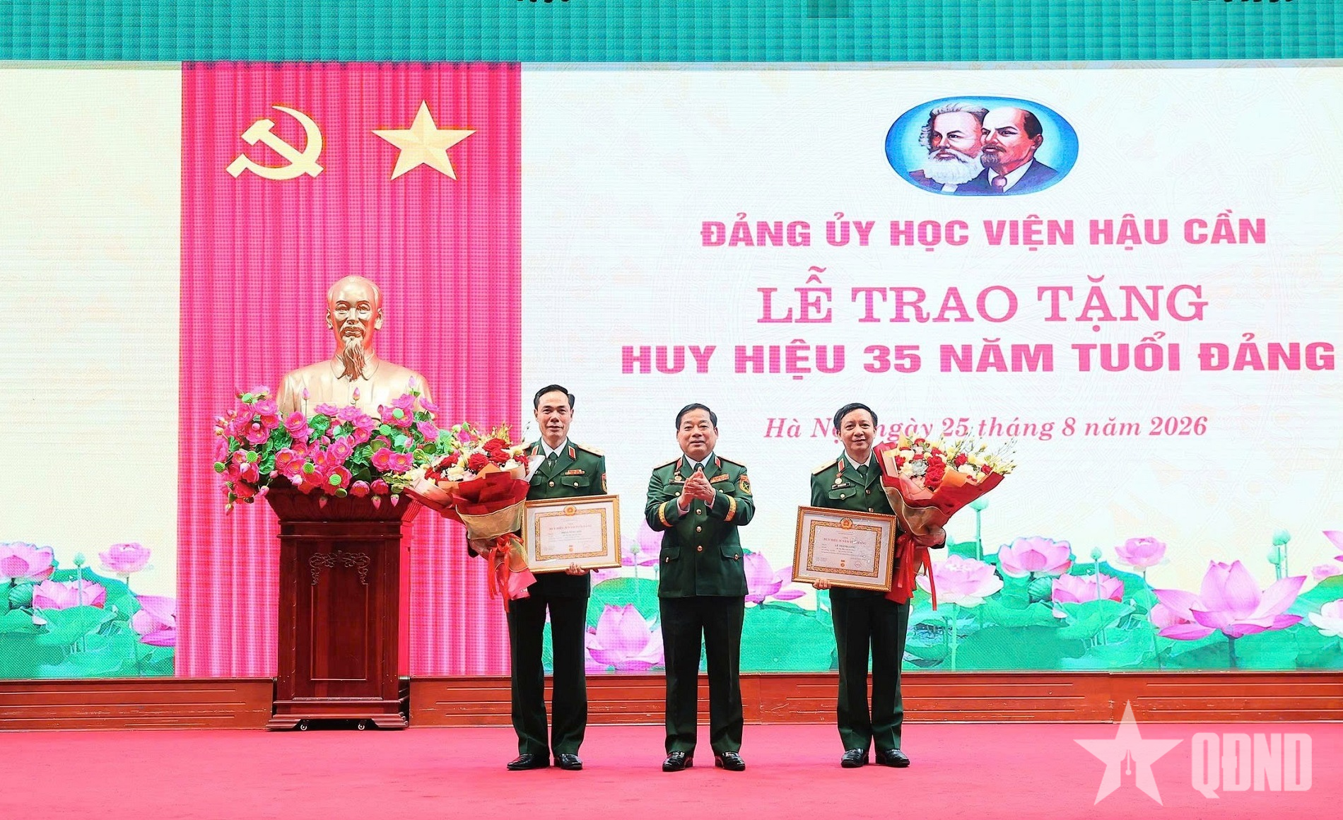 Đảng ủy Học viện Hậu cần tổ chức Lễ trao tặng Huy hiệu 35 năm tuổi Đảng