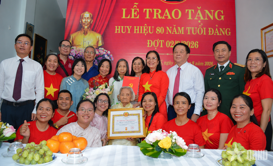 Trao Huy hiệu 80 năm tuổi Đảng tặng các đảng viên lão thành tại TP Huế