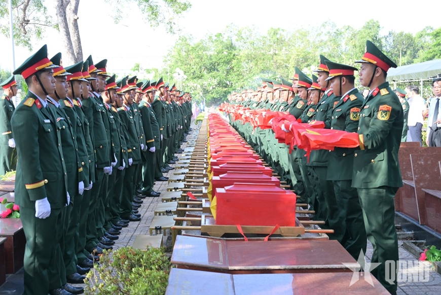 Thượng tướng Nguyễn Văn Gấu dự Lễ truy điệu, an táng 38 hài cốt liệt sĩ tại Cần Thơ