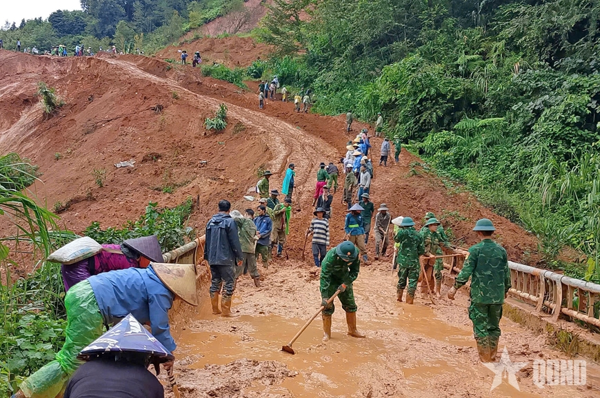 Bộ đội Biên phòng tỉnh Quảng Ngãi phối hợp khắc phục đường bị sạt lở

​