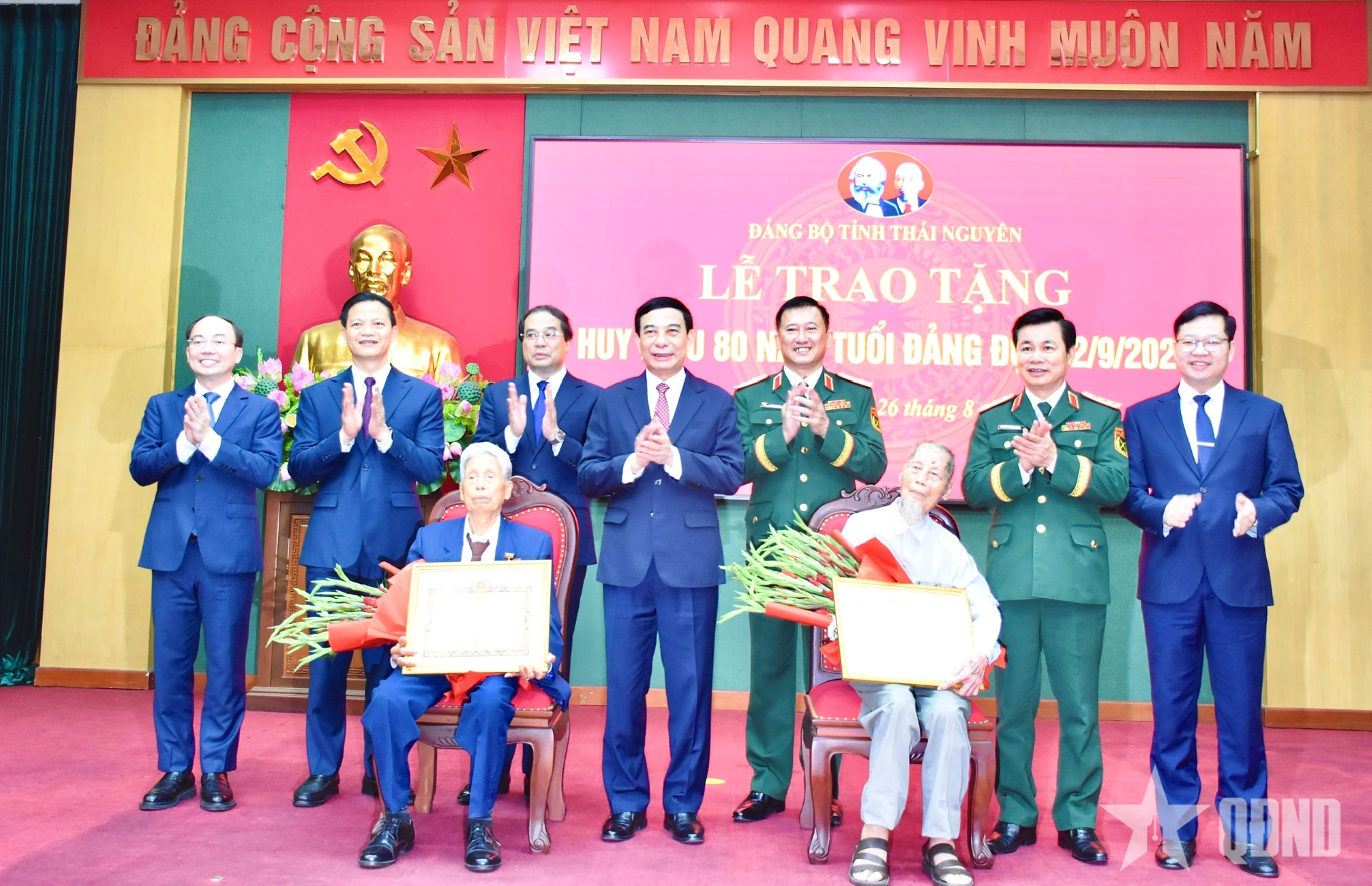 Đại tướng Phan Văn Giang trao Huy hiệu 80 năm tuổi Đảng tặng các đảng viên lão thành tại tỉnh Thái Nguyên