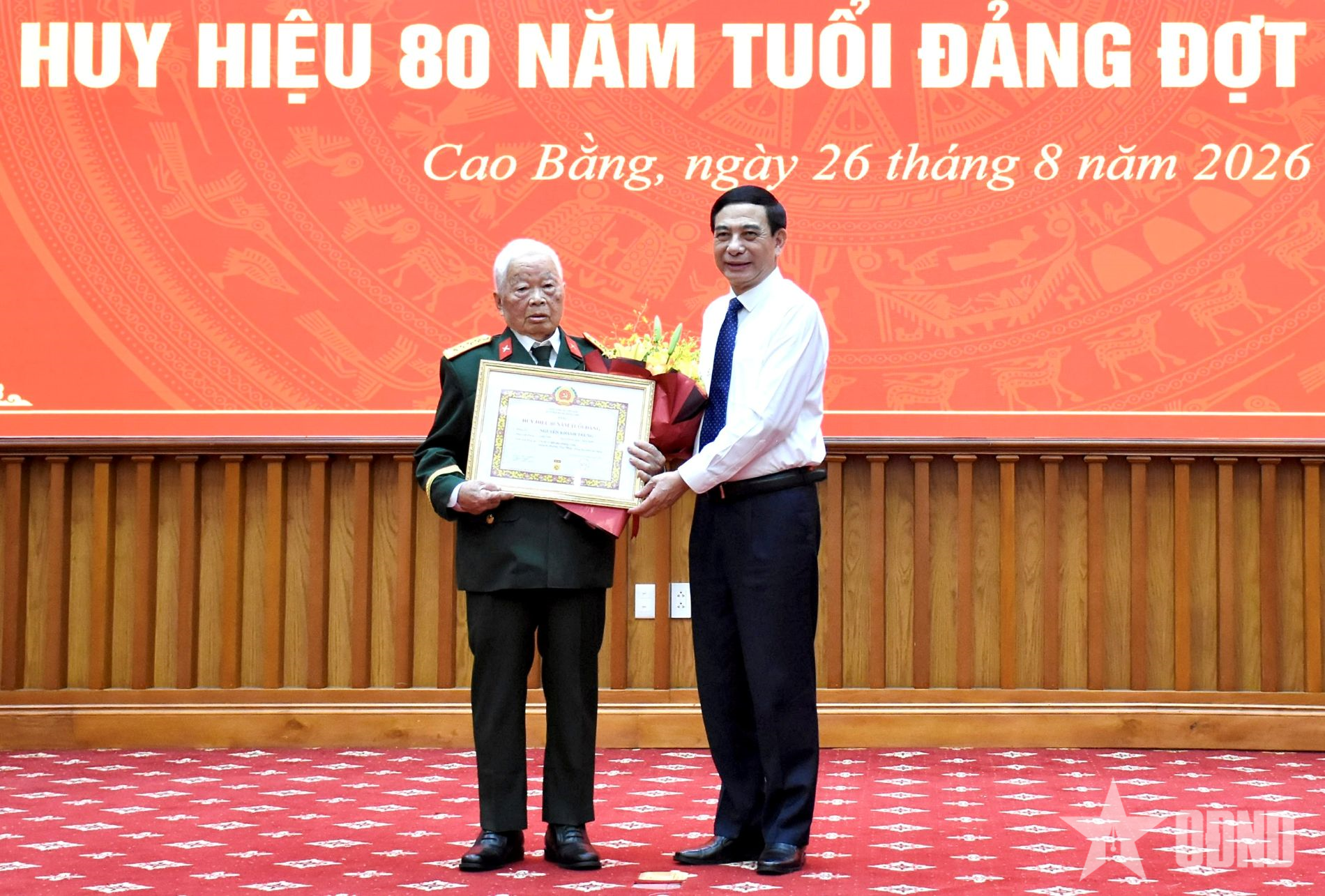 Đại tướng Phan Văn Giang trao Huy hiệu 80 năm tuổi Đảng tại tỉnh Cao Bằng