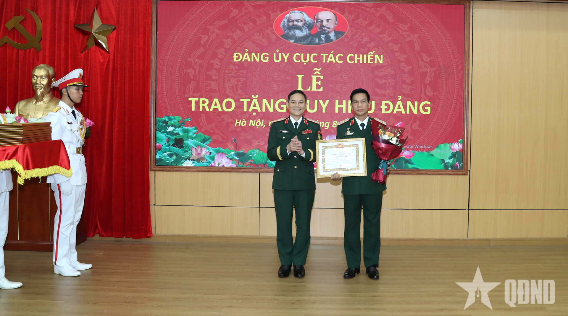 Trao Huy hiệu Đảng tặng các đảng viên thuộc Đảng bộ Cục Tác chiến