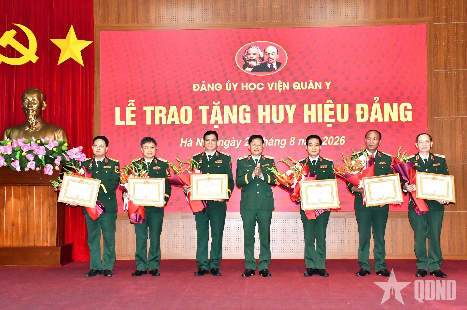 Đảng ủy Học viện Quân y tổ chức Lễ trao tặng Huy hiệu Đảng