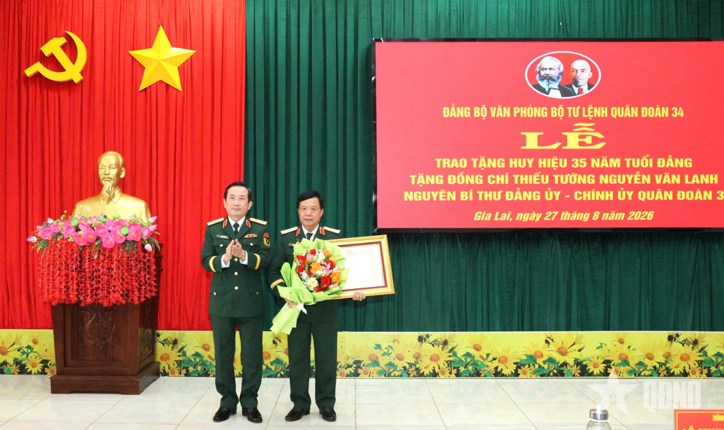 Trao Huy hiệu 35 năm tuổi Đảng tặng các đồng chí nguyên Chính ủy Quân đoàn 3 và Quân đoàn 4