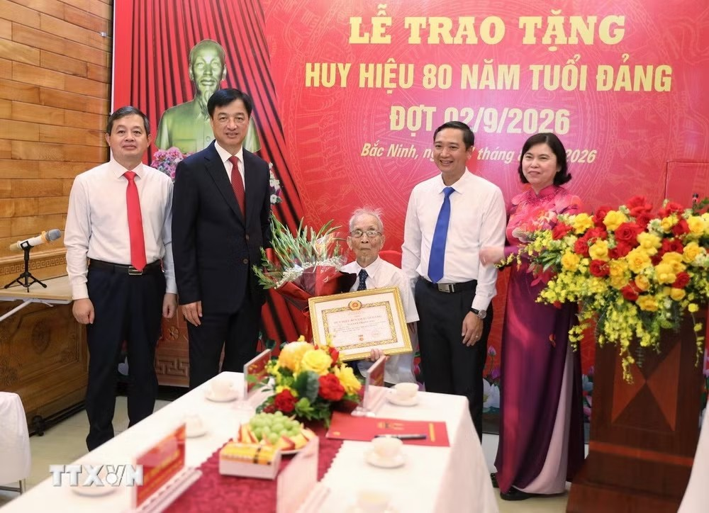 Trưởng ban Tổ chức Trung ương Nguyễn Duy Ngọc trao Huy hiệu 80 năm tuổi Đảng tặng các đảng viên ở Bắc Ninh