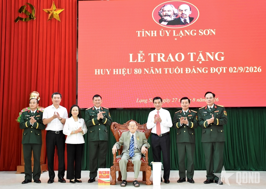 Đại tướng Phan Văn Giang trao Huy hiệu 80 năm tuổi Đảng tại Lạng Sơn