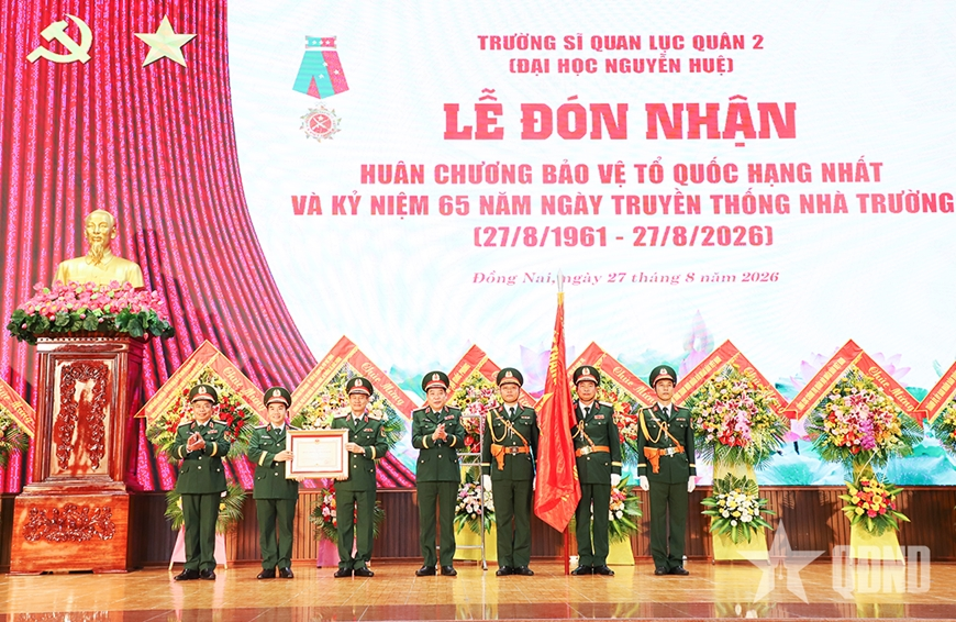 Trường Sĩ quan Lục quân 2 đón nhận Huân chương Bảo vệ Tổ quốc hạng Nhất