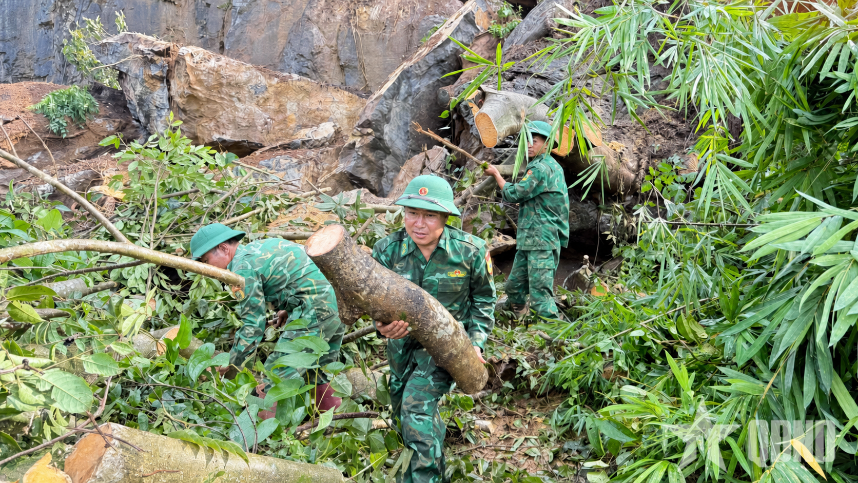 Bộ đội, dân quân giúp dân khắc phục hậu quả thiên tai