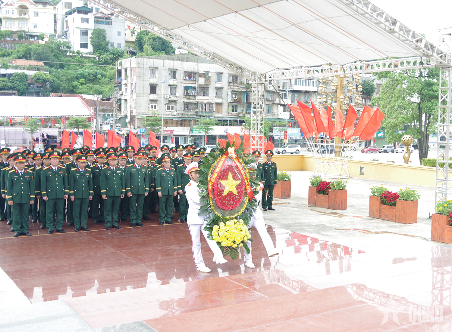 Đảng ủy - Bộ CHQS tỉnh Quảng Ninh dâng hoa, dâng hương tưởng niệm các anh hùng liệt sĩ
