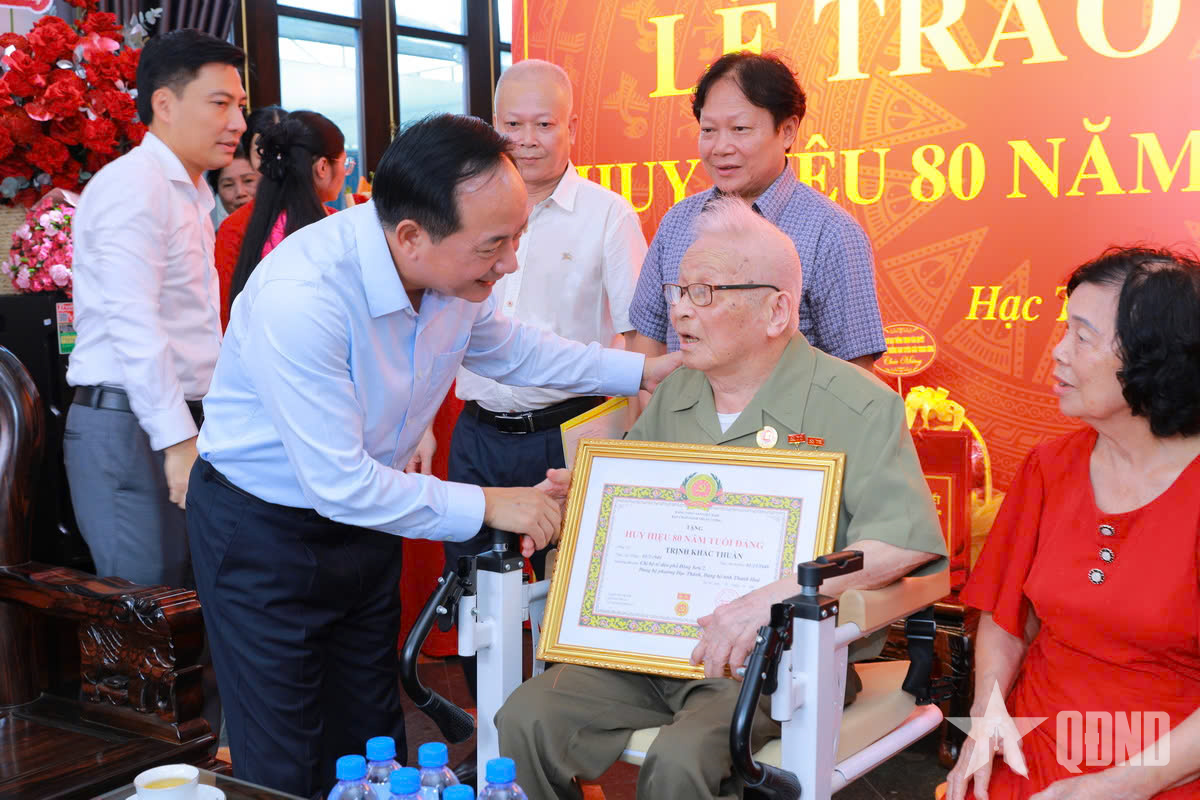 Đồng chí Trịnh Văn Quyết trao Huy hiệu 80 năm tuổi Đảng tặng đảng viên lão thành tại tỉnh Thanh Hóa