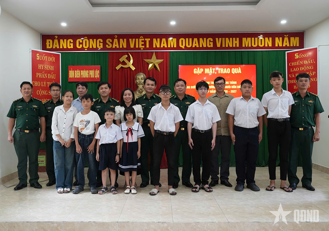 Tặng quà cho học sinh trong chương trình “Nâng bước em tới trường - Con nuôi đồn Biên phòng”
