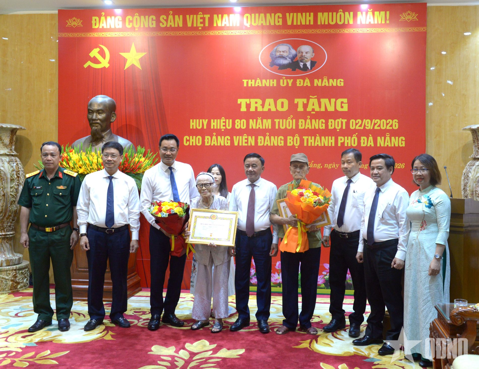 Đồng chí Trần Cẩm Tú trao Huy hiệu 80 năm tuổi Đảng tặng đảng viên lão thành tại Đà Nẵng