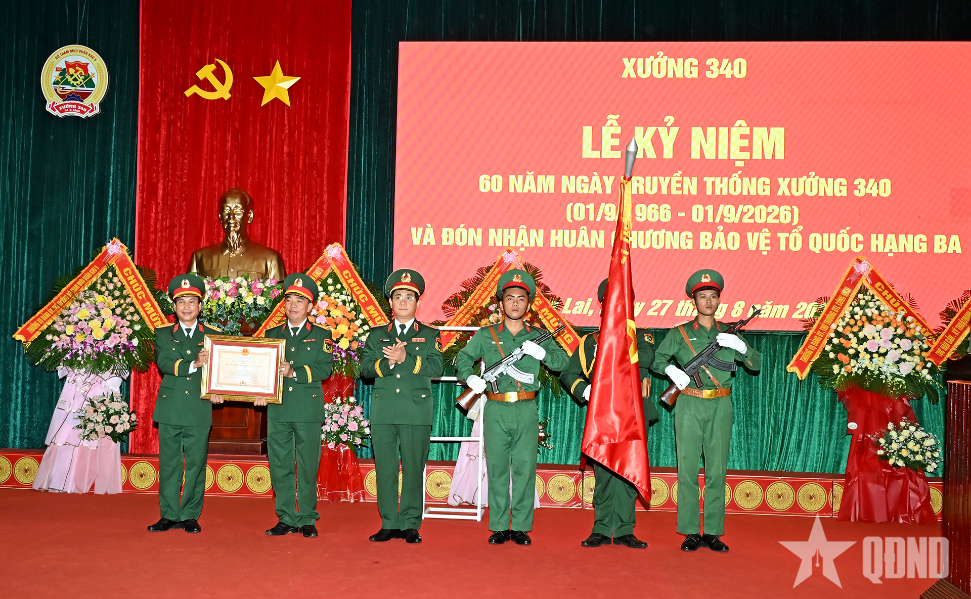 Xưởng 340 (Bộ Tham mưu Quân khu 5) đón nhận Huân chương Bảo vệ Tổ quốc hạng Ba
