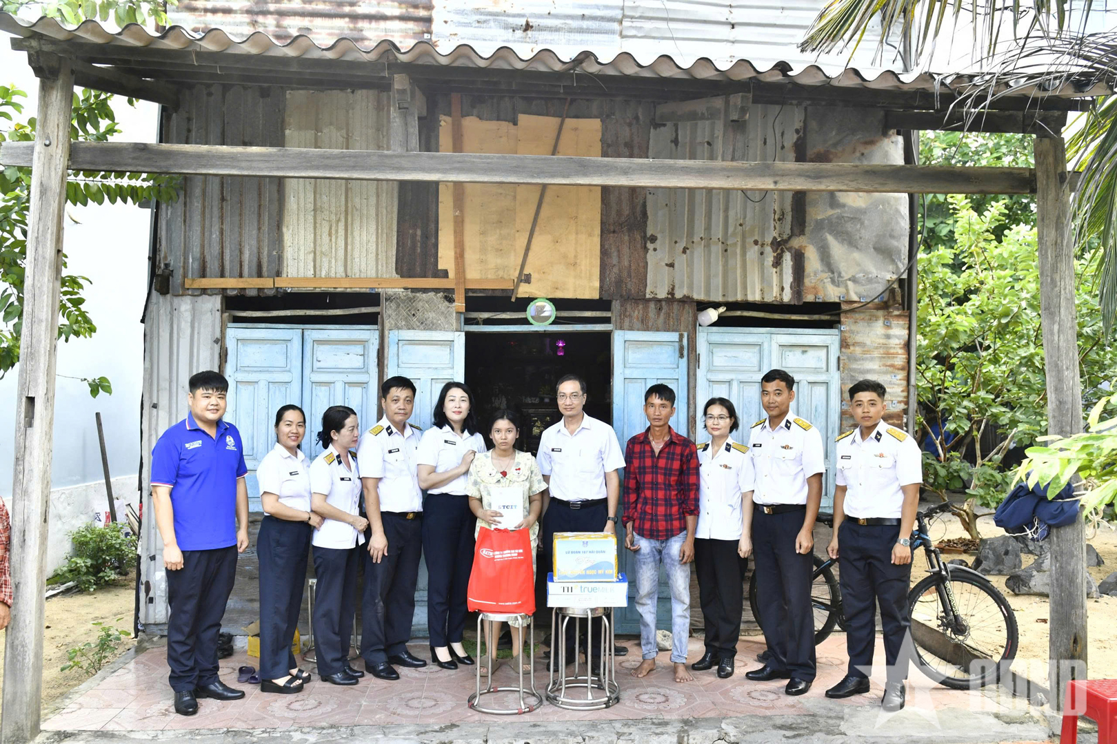 Lữ đoàn 167 (Vùng 2 Hải quân) thăm, tặng quà con ngư dân
