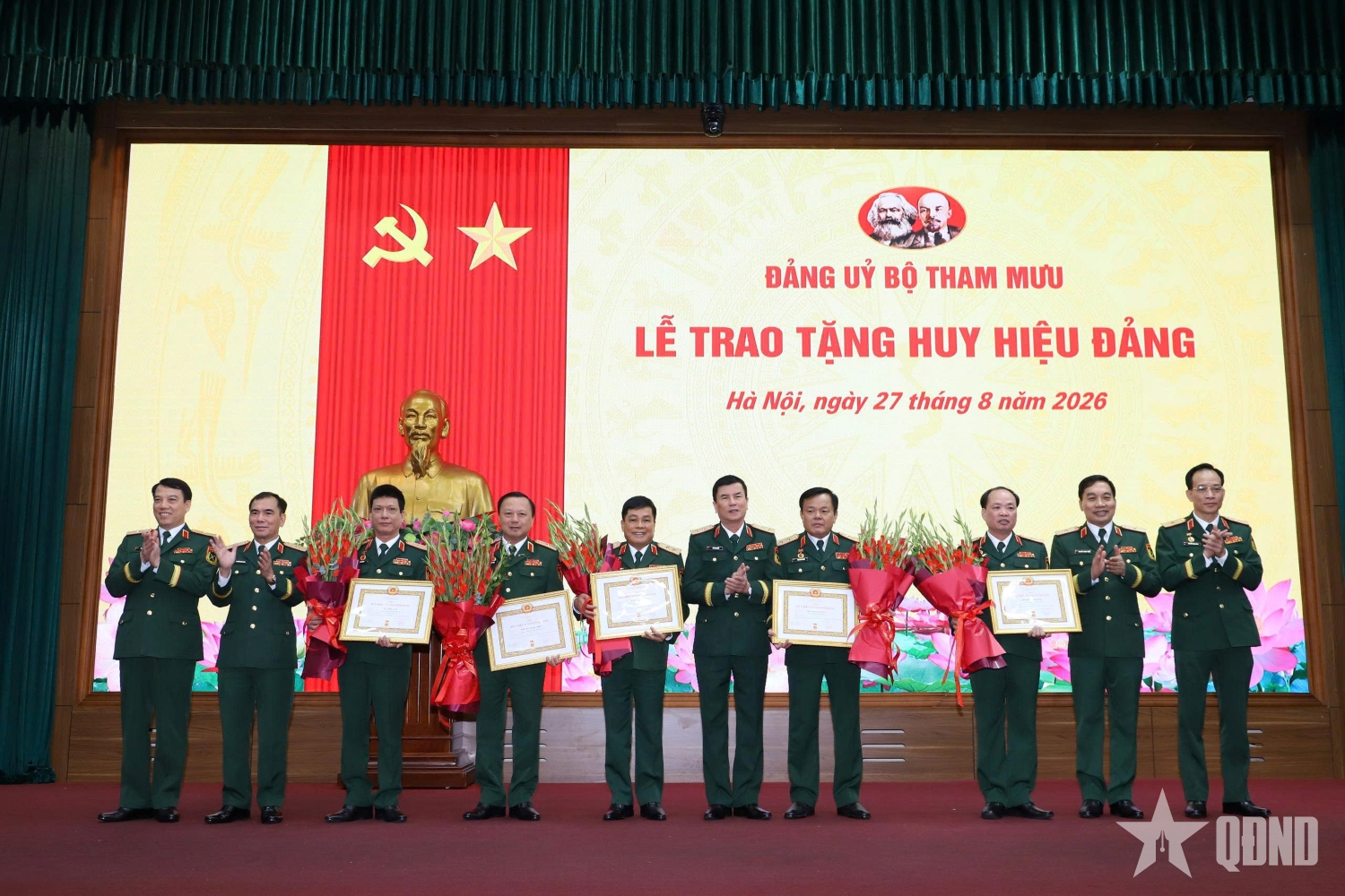 Đảng ủy các cơ quan thuộc Đảng bộ Tổng cục Hậu cần - Kỹ thuật trao tặng Huy hiệu 35 năm, 30 năm tuổi Đảng