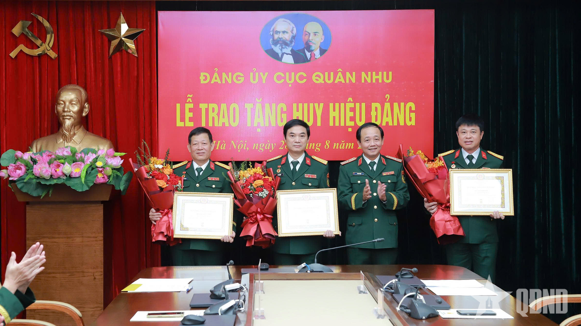 Trao Huy hiệu 35 năm, 30 năm tuổi Đảng tặng các đảng viên thuộc Đảng bộ Cục Quân nhu