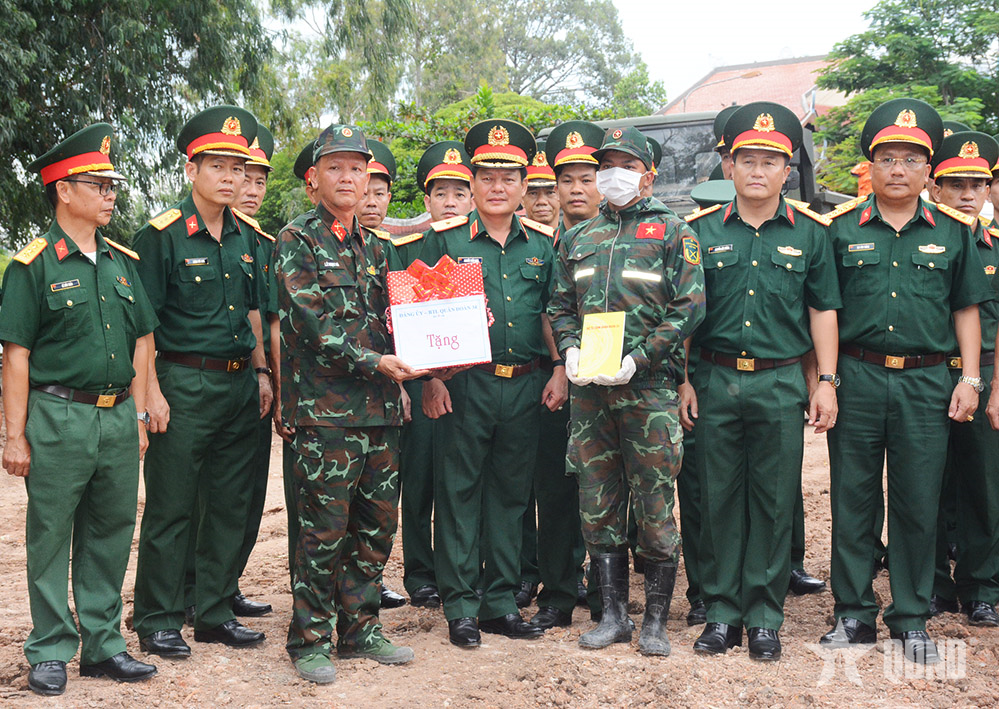 Quân đoàn 34 dâng hương liệt sĩ và tặng quà lực lượng làm nhiệm vụ tại Công viên Lê Thị Riêng