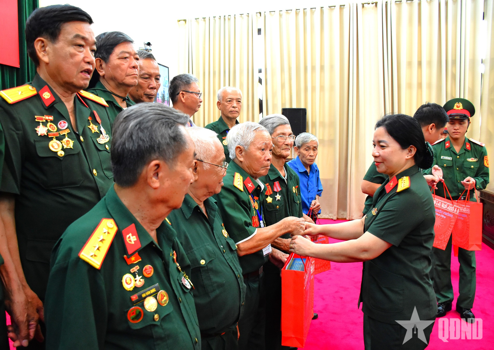 Tặng quà tri ân đại biểu người có công với cách mạng TP Đồng Nai