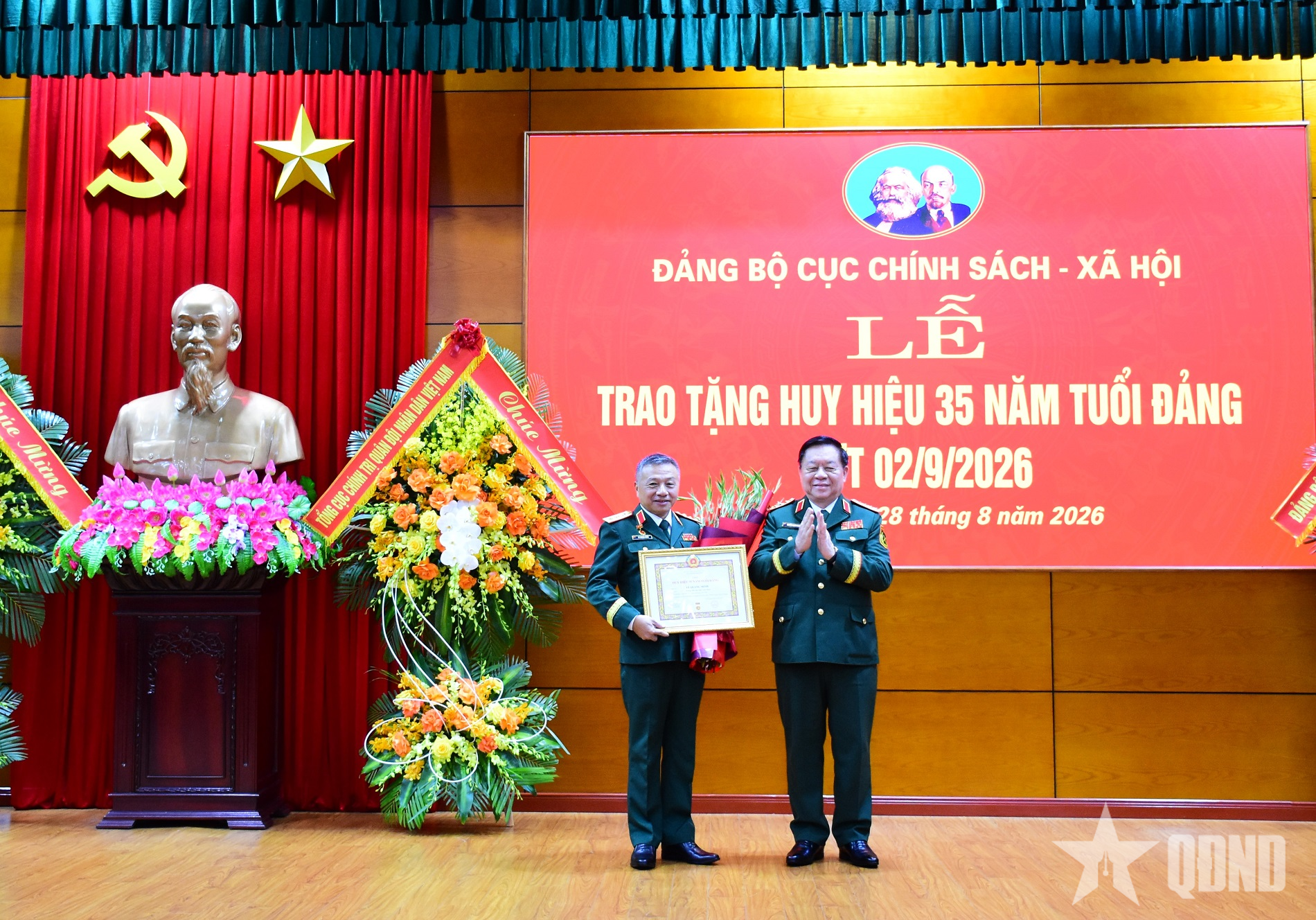 Trao Huy hiệu 35 năm tuổi Đảng tặng Thượng tướng Lê Quang Minh