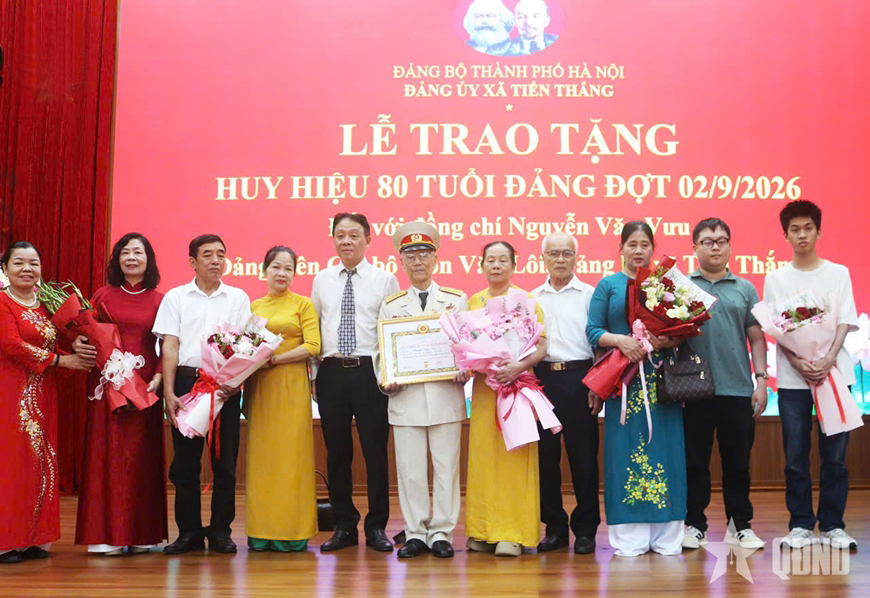 Hà Nội: Trao Huy hiệu 80 năm tuổi Đảng tặng Đại tá Nguyễn Văn Vưu 