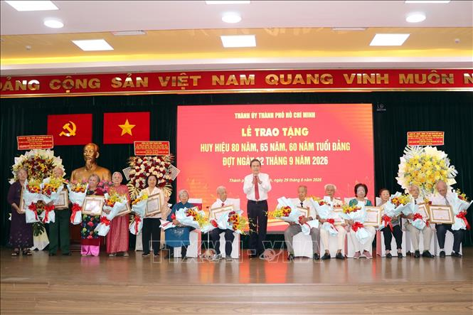 Chủ tịch Quốc hội Trần Thanh Mẫn trao Huy hiệu Đảng tặng các đồng chí lão thành cách mạng