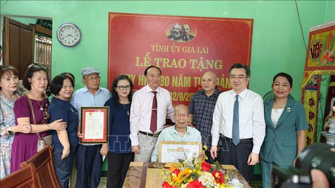 Trao Huy hiệu 80 năm tuổi Đảng tặng hai đảng viên lão thành tại Quy Nhơn