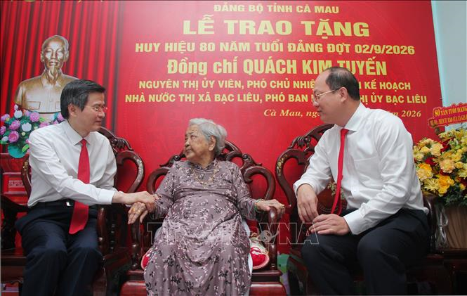 Trao Huy hiệu 80 năm tuổi Đảng tặng đảng viên lão thành tại Cà Mau, Cần Thơ