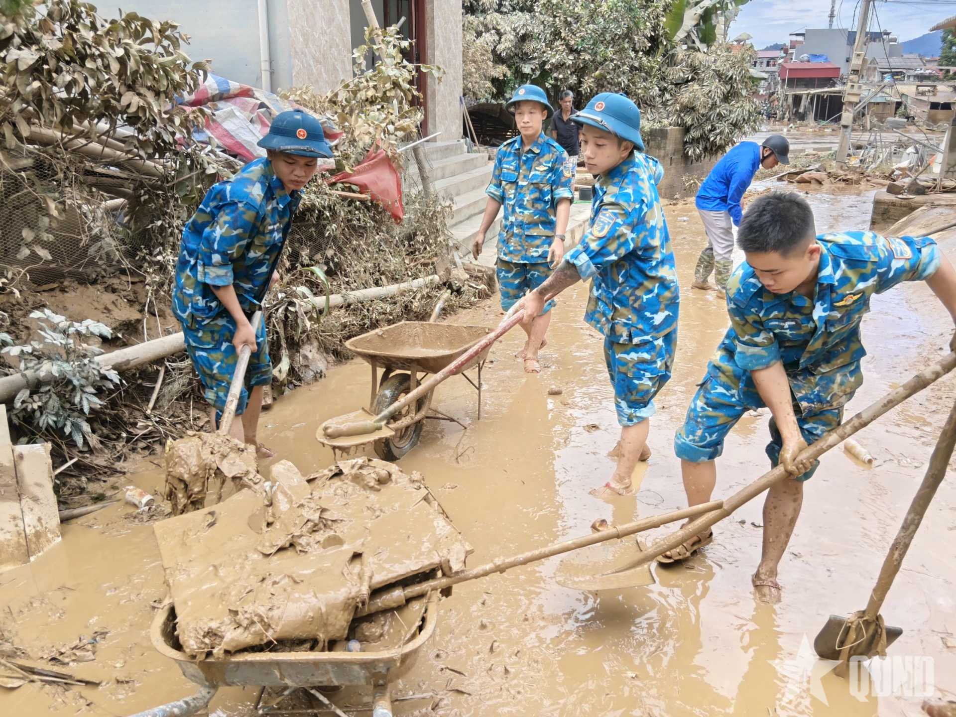 Trạm Radar 59 giúp nhân dân khắc phục hậu quả thiên tai