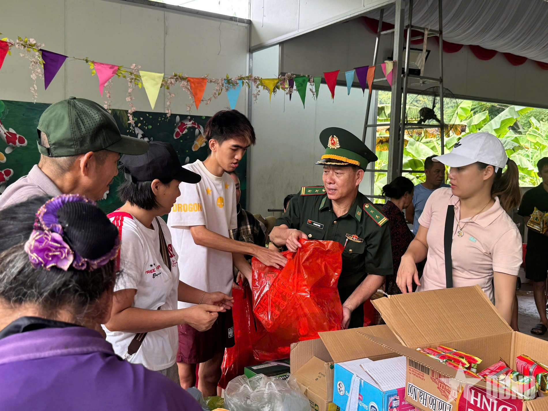Đồn Biên phòng Cát Bà phối hợp hỗ trợ người dân vùng lũ