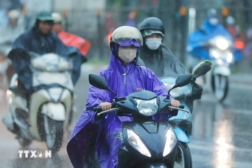 Cảnh báo mưa dông kèm lốc, sét, mưa đá tại Hà Nội