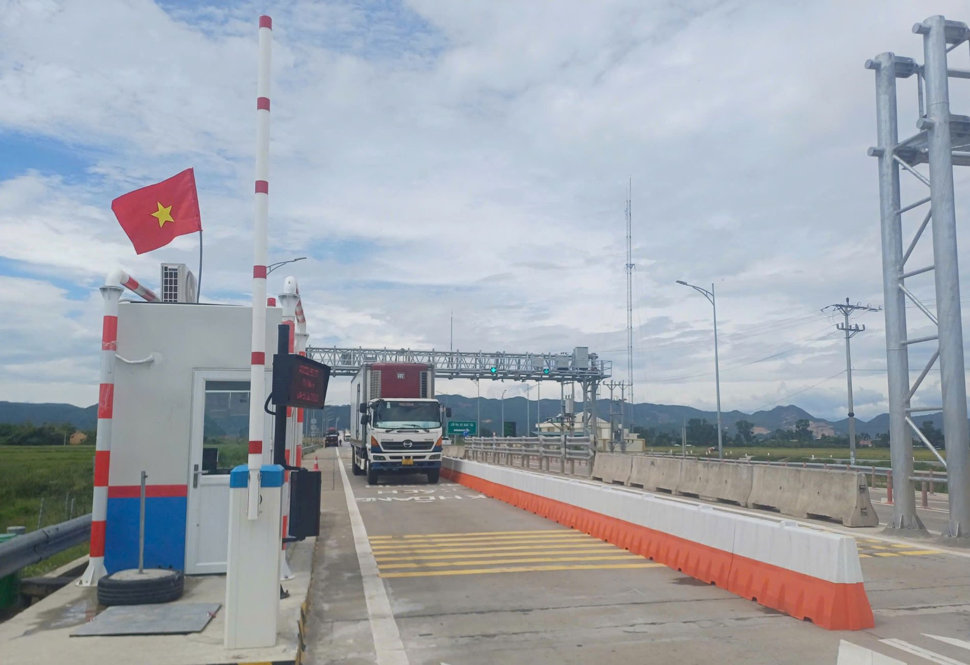 Lưu lượng phương tiện tăng gần 60% trên cao tốc Bắc - Nam dịp nghỉ lễ