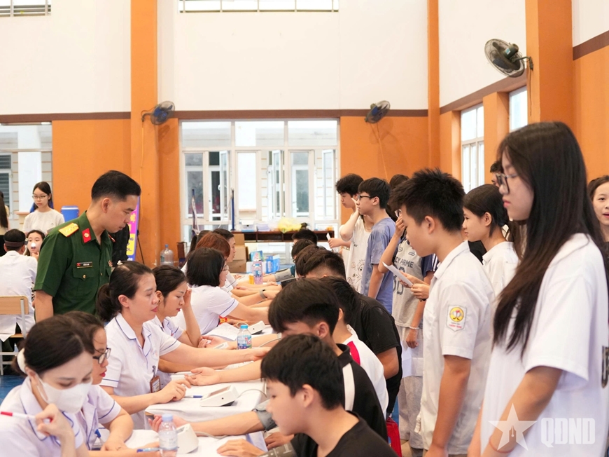 Bệnh viện Quân y 105 khám sức khỏe miễn phí cho trẻ từ 6 đến dưới 18 tuổi