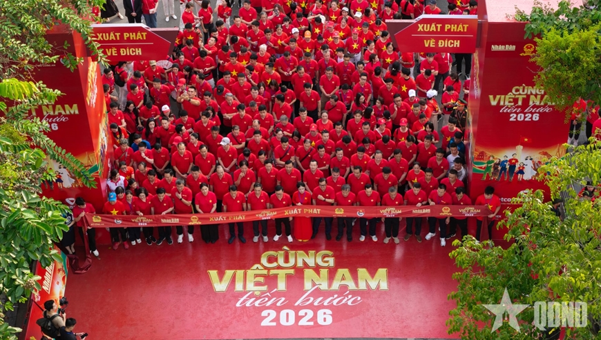 Đại tướng Phan Văn Giang dự sự kiện đi bộ x&aacute;c lập Kỷ lục Guinness thế giới
