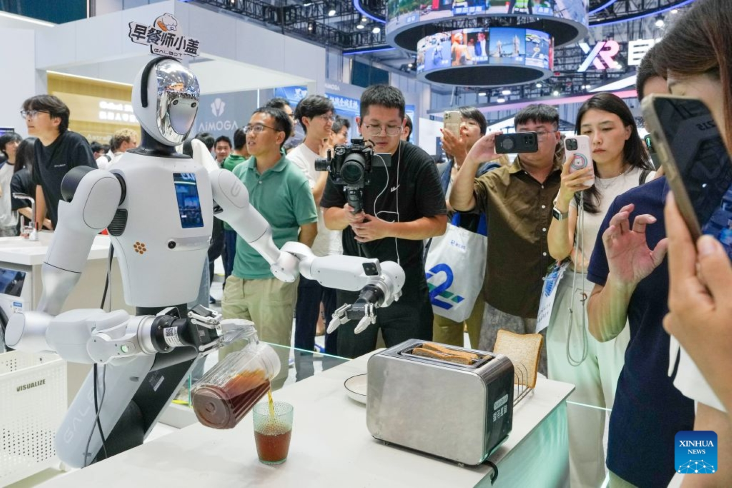 Choáng ngợp với triển lãm robot ở Bắc Kinh