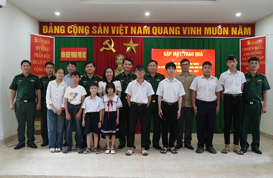 Ấm áp chương trình “Nâng bước em tới trường - Con nuôi biên phòng”