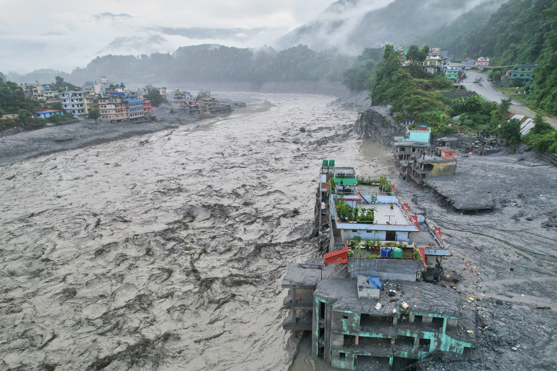 Hàng trăm công nhân được cho là vẫn còn mắc kẹt trong các hầm thủy điện tại Nepal