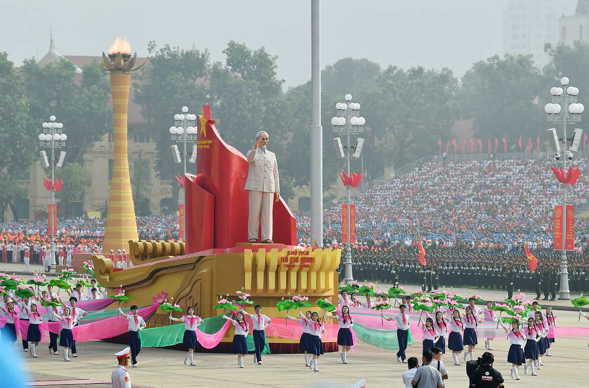 Tiếng Người mang nặng núi sông