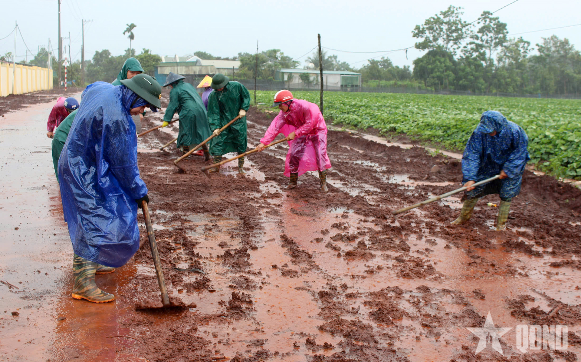 Những ngày không nghỉ trên công trường vùng biên Ia Chia