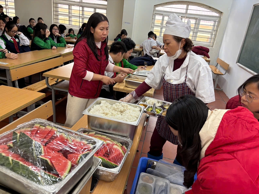 H&agrave; Nội: N&acirc;ng cao chất lượng bữa ăn học đường