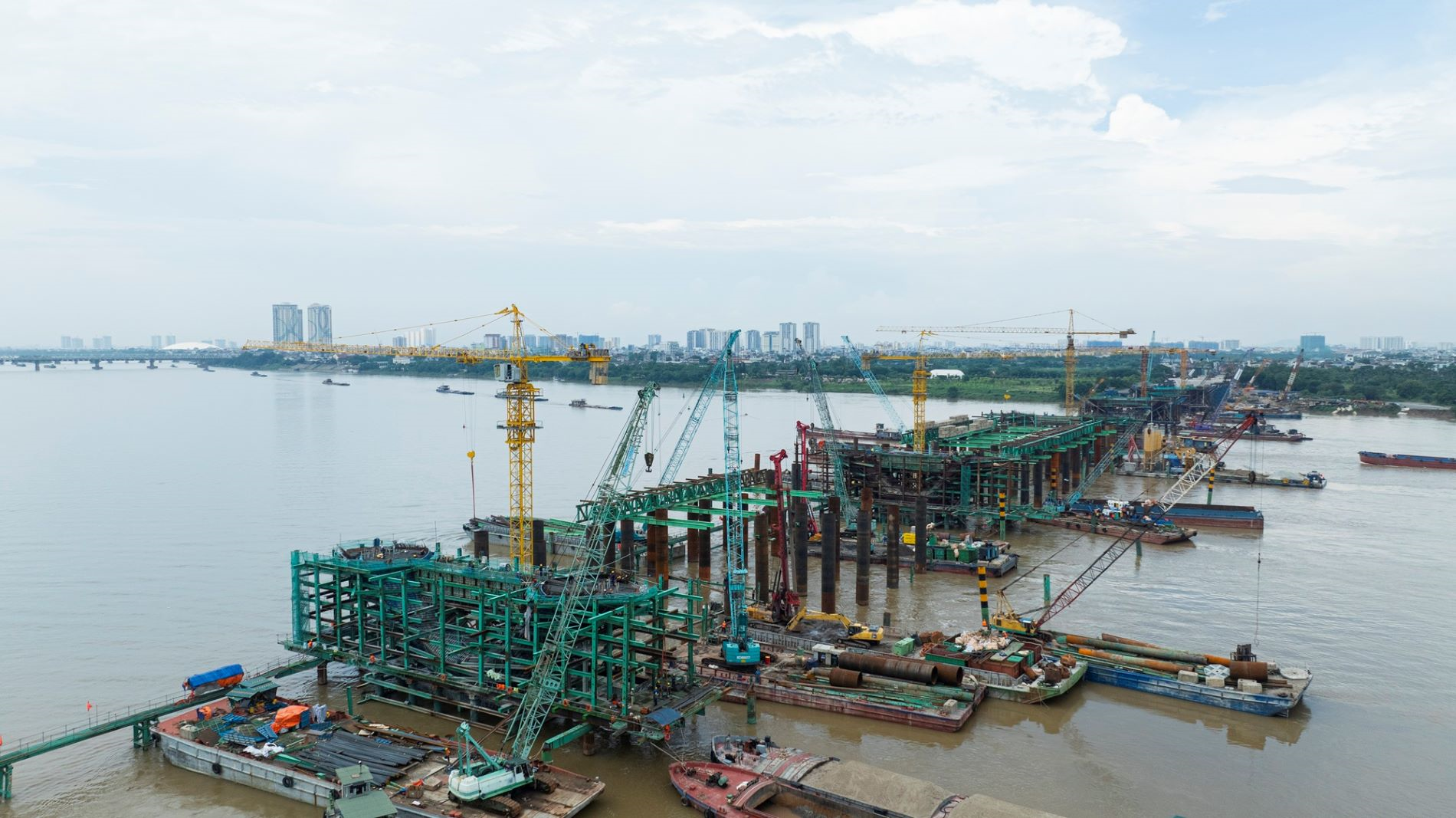 Cầu Trần Hưng Đạo: Thi công xuyên lễ, lắp những đốt dầm đầu tiên sau gần 9 tháng thi công