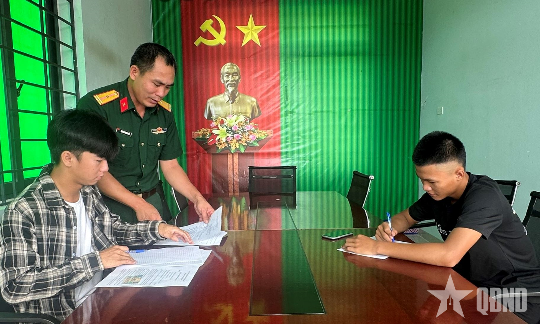 Tình nguyện viết đơn nhập ngũ