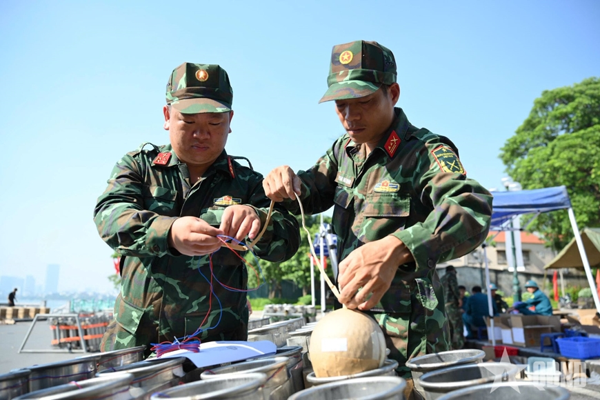Hà Nội: Hoàn tất trận địa pháo hoa chào mừng Quốc khánh 2-9