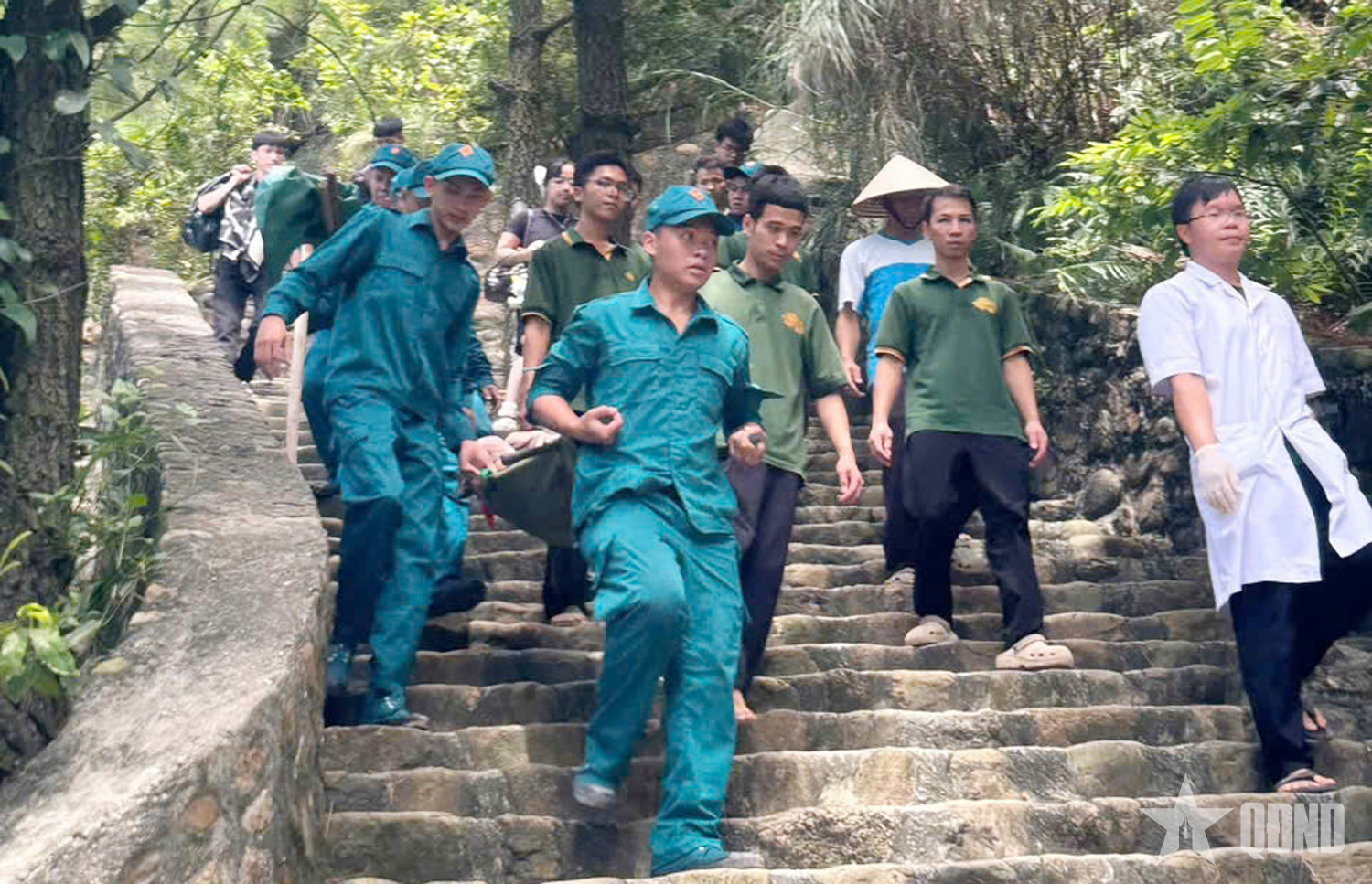 Quảng Ninh: Cứu du khách bị trượt ngã tại núi Thành Đẳng