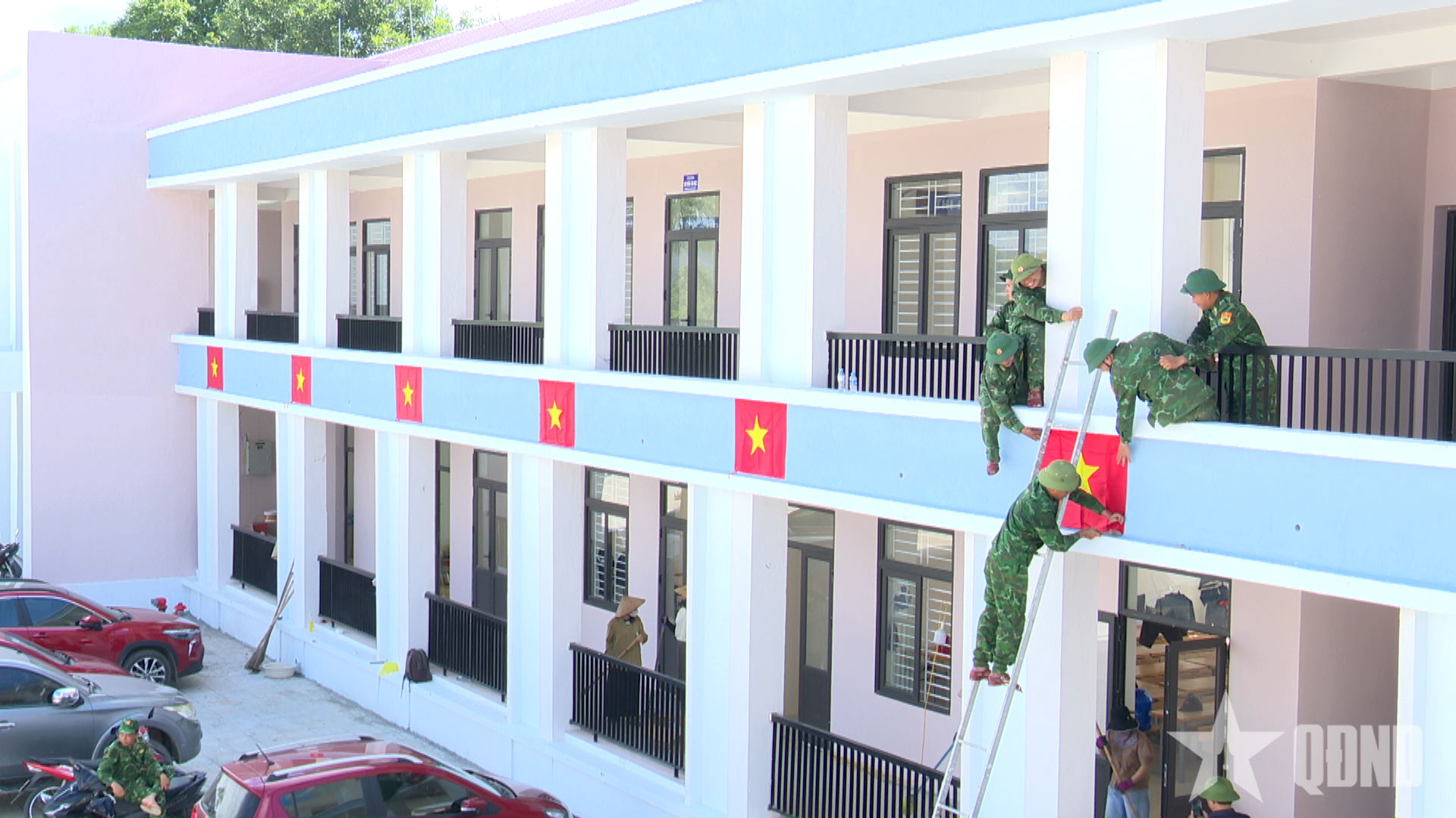 Những người lính quân hàm xanh góp sức đón năm học mới nơi biên giới