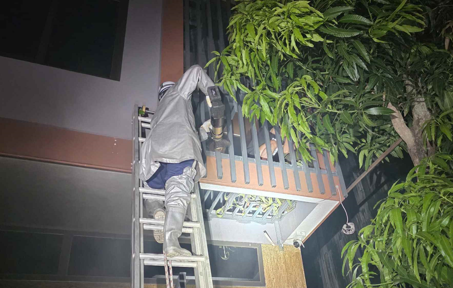 Hà Nội: Kịp thời cứu hai người mắc kẹt trong vụ cháy nhà dân