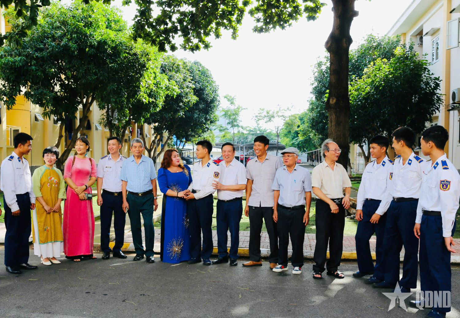 Lo toan nhiều bề để trại sáng tác thành công